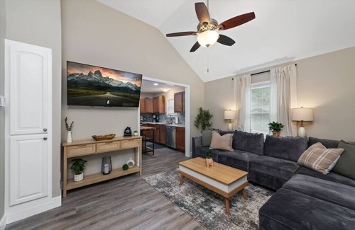 Liberty Casa | The Cedar Retreat 2BR 1BTH Free Parking Fast Wi-Fi