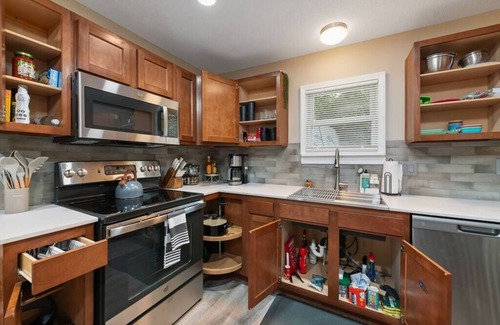 Liberty Casa | The Cedar Retreat 2BR 1BTH Free Parking Fast Wi-Fi