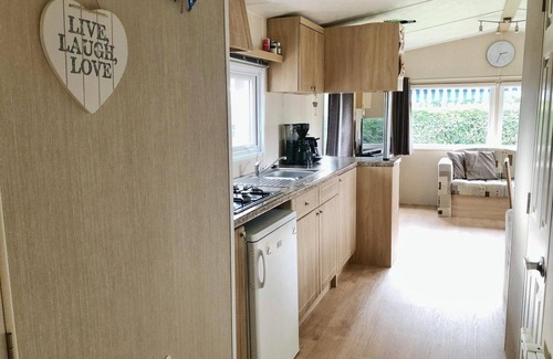 Sint Maarten Chalet De Esquí | The chalet is centrally located in the park and has a large garden with a lovely terrace.