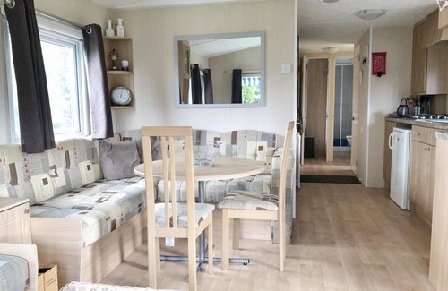 Sint Maarten Chalet De Esquí | The chalet is centrally located in the park and has a large garden with a lovely terrace.