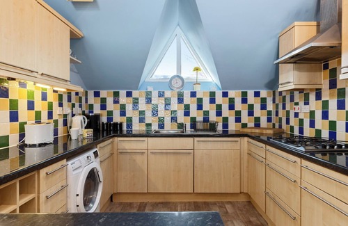 Saundersfoot Cabaña | The Chandlery - Spectacular Sea Views, Parking