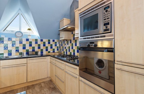Saundersfoot Cabaña | The Chandlery - Spectacular Sea Views, Parking
