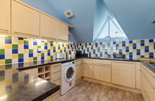 Saundersfoot Cabaña | The Chandlery - Spectacular Sea Views, Parking