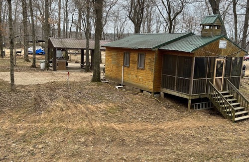 Grassy Cabina | The Chapel Cabin at Twin Bridges Campground