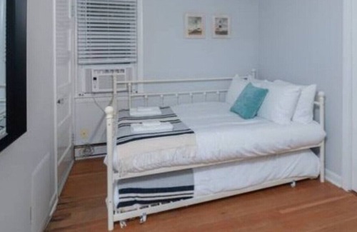Westbrook Center Cabina | The Chapman Cottage · Cozy + Walk to the Beach!