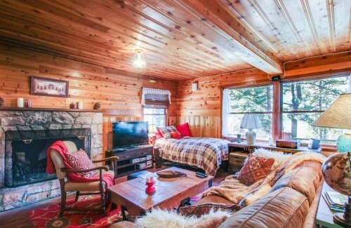 South Lake Tahoe Casa | The Cherry Leaf Lodge & Retreat on Fallen Leaf Lake