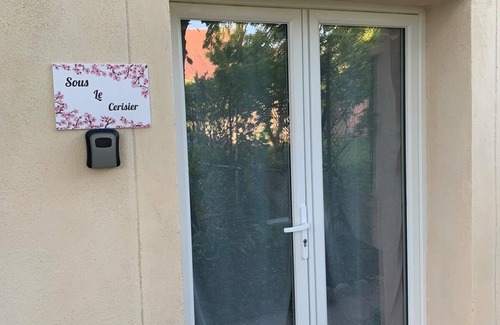 Villepinte Apartamento | The Cherry Tree, near Paris Roissy CDG Airport, Disneyland, Asterix, Exposition