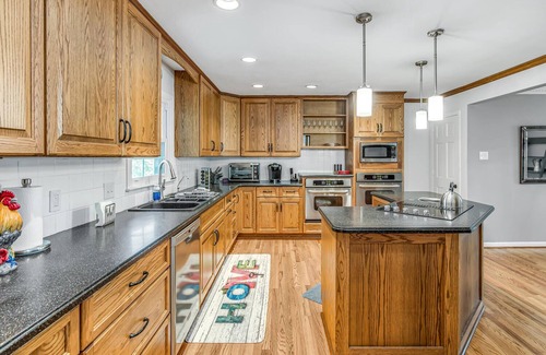 Brentwood Apartamento | The Chestnut Cottage - Great Backyard