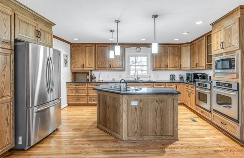 Brentwood Apartamento | The Chestnut Cottage - Great Backyard