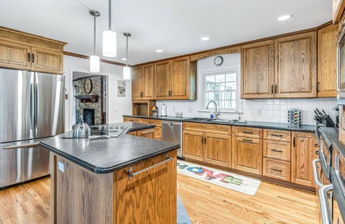 Brentwood Apartamento | The Chestnut Cottage - Great Backyard
