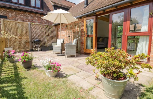 Uckington Cabaña | THE CHICKEN SHED, romantic, with open fire in Barford