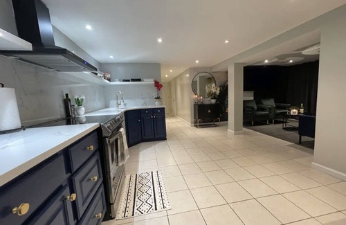 Queens Casa | The Circle Suite Near JFK Airport