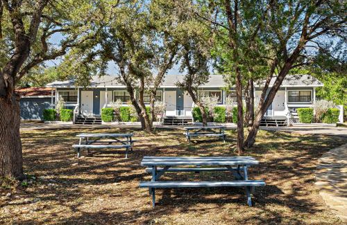 Canyon Lake Hotel | The Claire Hotel