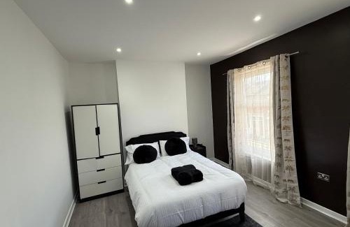 Northampton Casa | The Clare Court 6BR Luxe Retreat