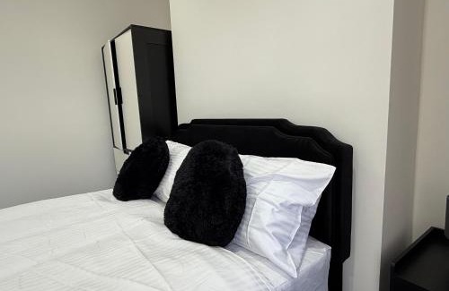 Northampton Casa | The Clare Court 6BR Luxe Retreat