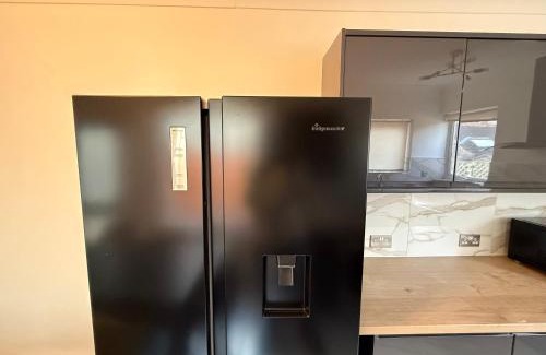 Northampton Casa | The Clare Court 6BR Luxe Retreat