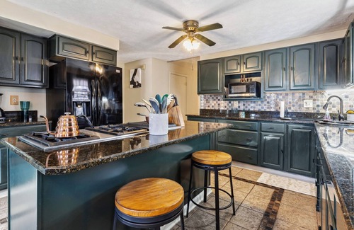 Hough Casa | The Cleveland Cornerstone: 7BR + 4 BA + Ultimate Basement w/ Gameroom