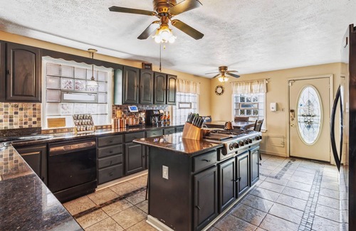Hough Casa | The Cleveland Cornerstone: 7BR + 4 BA + Ultimate Basement w/ Gameroom