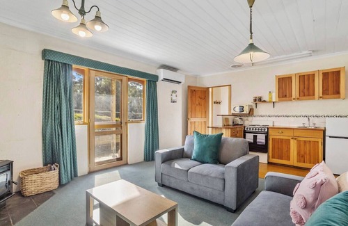 Kettering Casa | The Clocktower Serene Stay at Herons Rise Vineyard