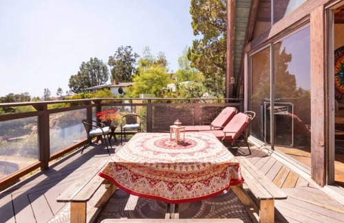 Hollywoodland Casa | Rock n Roll History House justo debajo del signo HOLLYWOOD