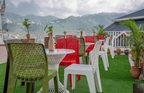 Dharampur Apartamento | The Cloudberry Kasauli I Guaranteed Best Price I Serviced Villa I Open Air Rooftop I Couple Friendly I Pvt Balcony I Kasauli By ExoticStays