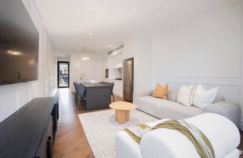 Cooks Hill Casa | The Cloudscape Cosy Modern and Chic Designer Pad