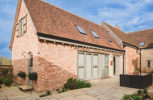Priors Marston Cabaña | The Coach House at Holy Well - sleeps 6 guests in 3 bedrooms