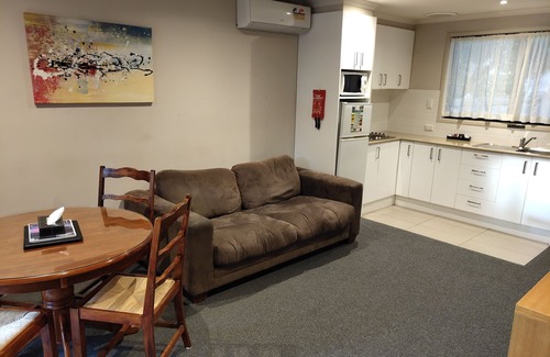 Cowes Hotel | The Coachman Motel & Units