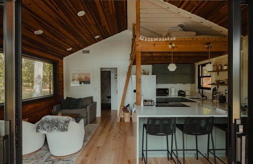 Gruetli Laager Cabina | The Coalmont: Waterfront Tiny-Home Cabin Retreat