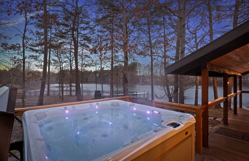 Gruetli Laager Cabina | The Coalmont: Waterfront Tiny-Home Cabin Retreat