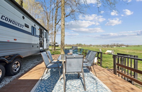 Langworthy Alquiler De RV | The Coastal Conquest Camper Rental, located on Silver Lake in Delhi, IA