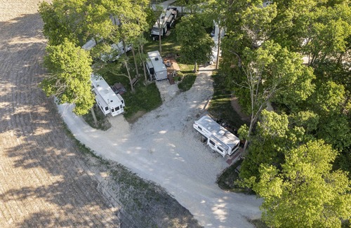 Langworthy Alquiler De RV | The Coastal Conquest Camper Rental, located on Silver Lake in Delhi, IA