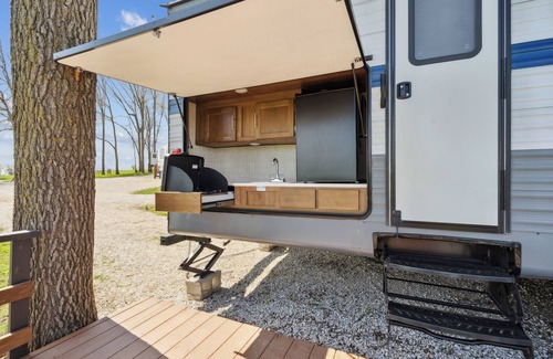Langworthy Alquiler De RV | The Coastal Conquest Camper Rental, located on Silver Lake in Delhi, IA