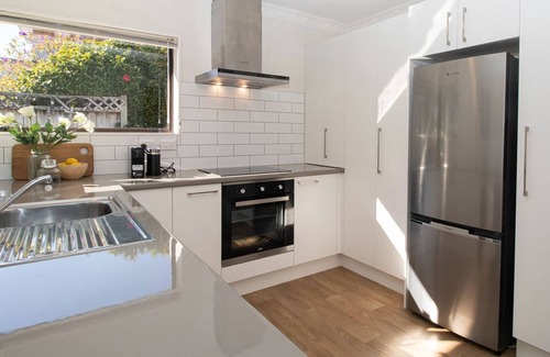 New Plymouth Cabaña | THE COASTAL COTTAGE - CENTRAL CITY LOCATION: 2 BR, 1 BA Apartment in New Plymouth, Sleeps 4