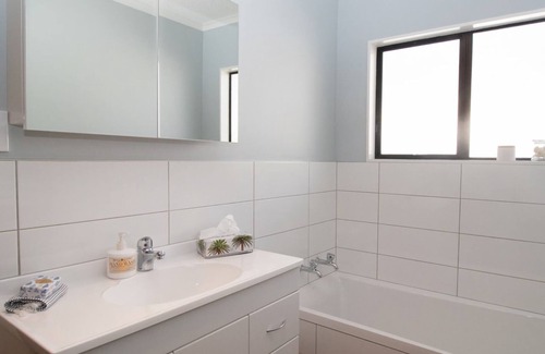 New Plymouth Cabaña | THE COASTAL COTTAGE - CENTRAL CITY LOCATION: 2 BR, 1 BA Apartment in New Plymouth, Sleeps 4
