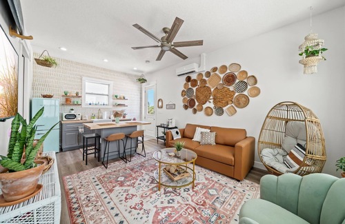 Sunset Cove Apartamento | The Cocoa Boho Rooftop Retreat - 2 min walk to the beach!