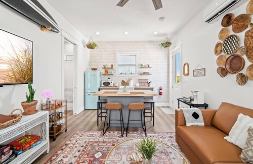 Sunset Cove Apartamento | The Cocoa Boho Rooftop Retreat - 2 min walk to the beach!