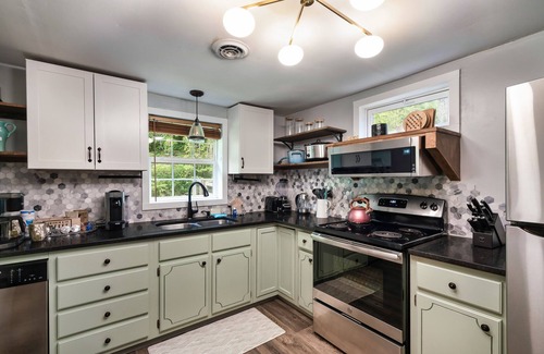 Sevierville Casa | Luxury cottage w/ lvl2 EV & fenced yard - 3mins to Pkwy - Pet Friendly!