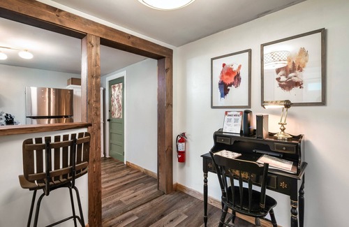 Sevierville Casa | Luxury cottage w/ lvl2 EV & fenced yard - 3mins to Pkwy - Pet Friendly!