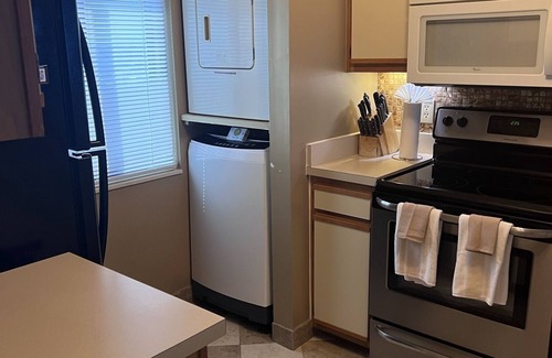 Northeast Virginia Beach Complejo | The Colony Condominiums Oceanfront Unit with Amazing Oceanfront Balcony