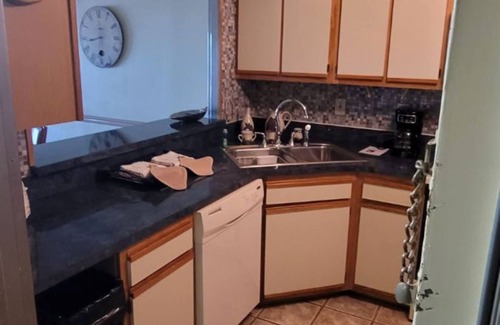 Northeast Virginia Beach Complejo | The Colony Condominiums Oceanfront Unit with Amazing Oceanfront Balcony