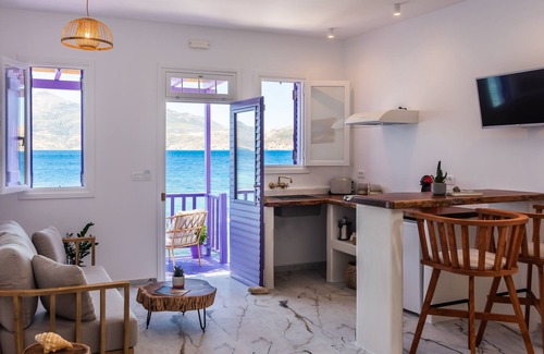 Tripiti Casa | The Colourful Land Klima, Milos