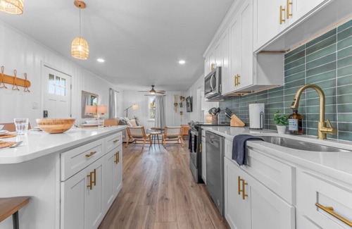 Northeast Virginia Beach Casa | The Comber Renovated 2023 2bd Luxury House 2 blocks from beach