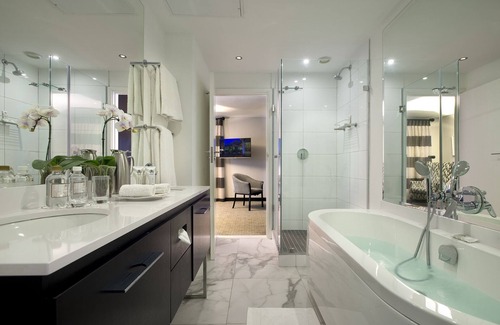 Victoria and Alfred Waterfront Hotel | The Commodore Hotel