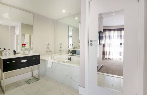 Victoria and Alfred Waterfront Hotel | The Commodore Hotel