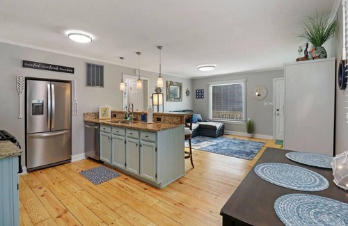 Fox Lake Apartamento | Cute & Cozy 2/1 Lakeview House on Chain O Lakes with Hot Tub
