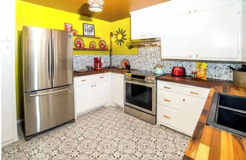 Amarillo Casa | The Compound *sleeps 11*great beds*pet friendly*