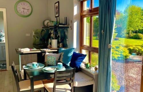 Mayglass Apartamento | The Conifers Studio Apartment With Private Garden