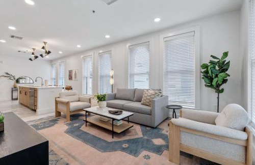 Main - Military Plaza Apartamento | The Continental, powered by Placemakr - Downtown - Market Square