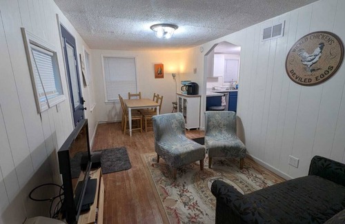 Ellis Cabaña | "The Coop" - Charming 2-bedroom cottage in Ellis. Dogs Welcome!